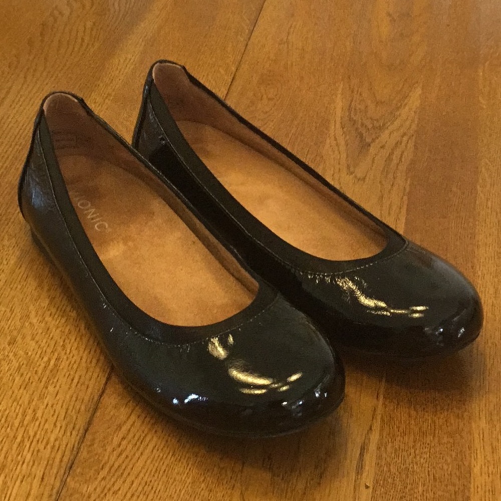 Woman’s Vionic Anita black patent leather flat. Size 9.